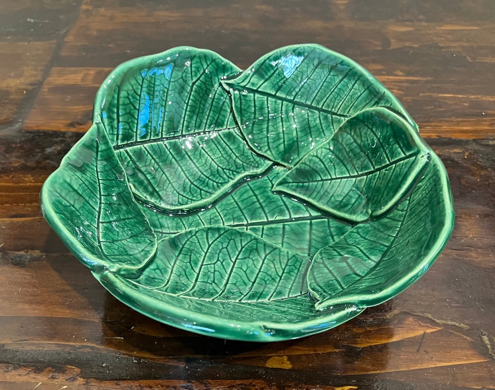 Batte: Small Pointsettia Leaf Bowl