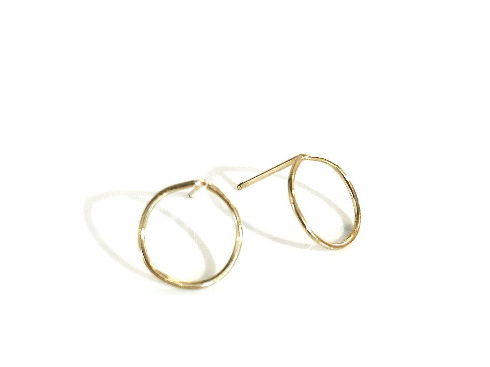 2Dy4: Circle Post Earrings